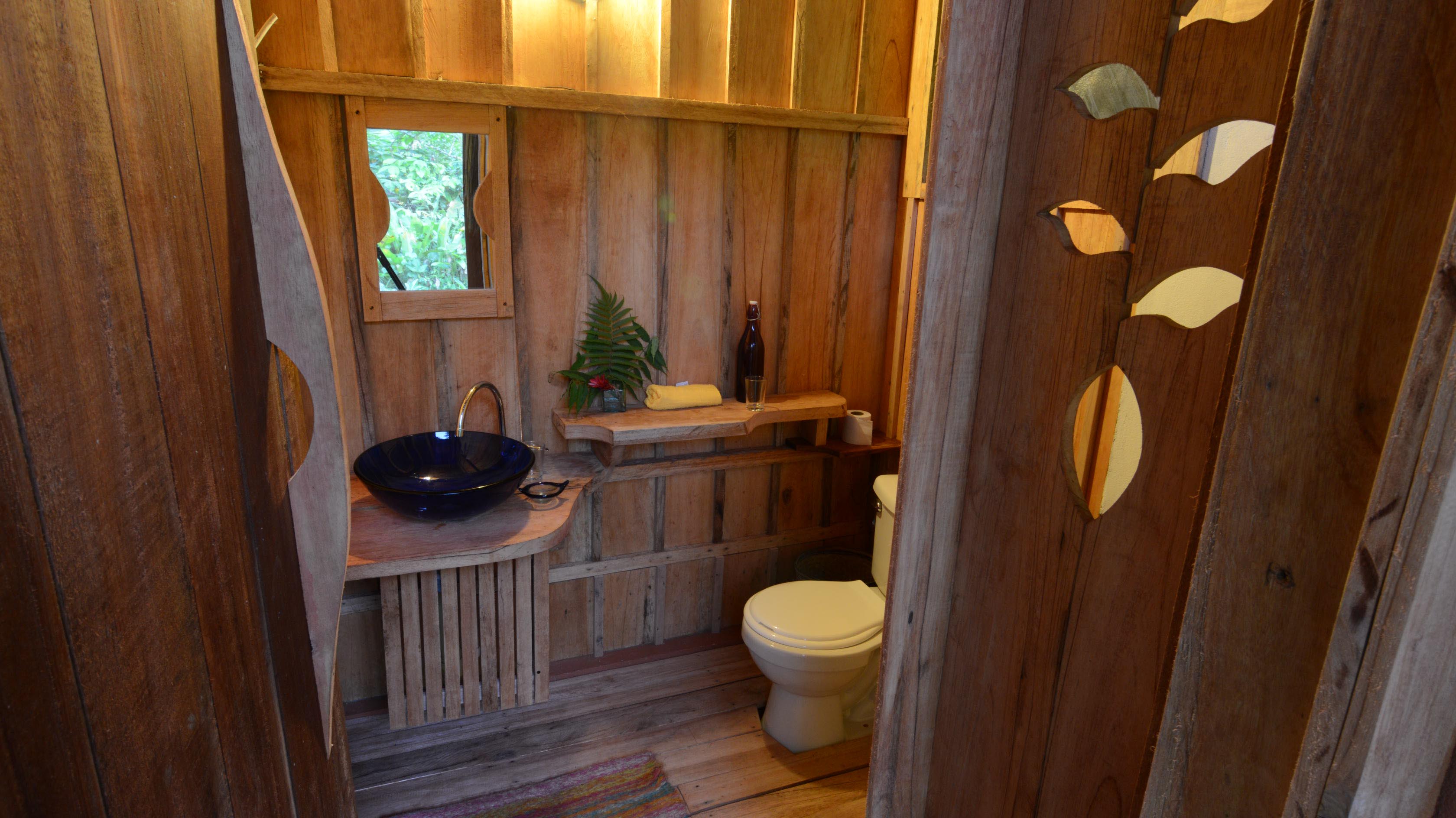 Calanoa Lodge Cabin bathroom